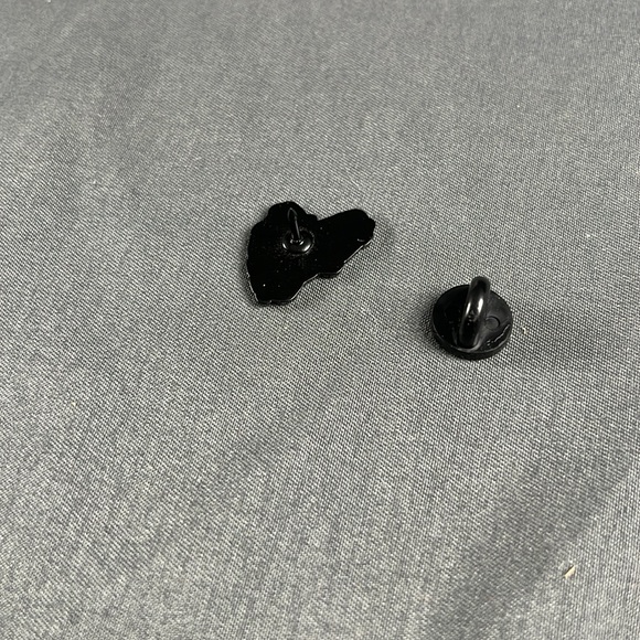 1/2 Inch Frog Driving a Red Car Enamel Pin - Picture 3 of 4